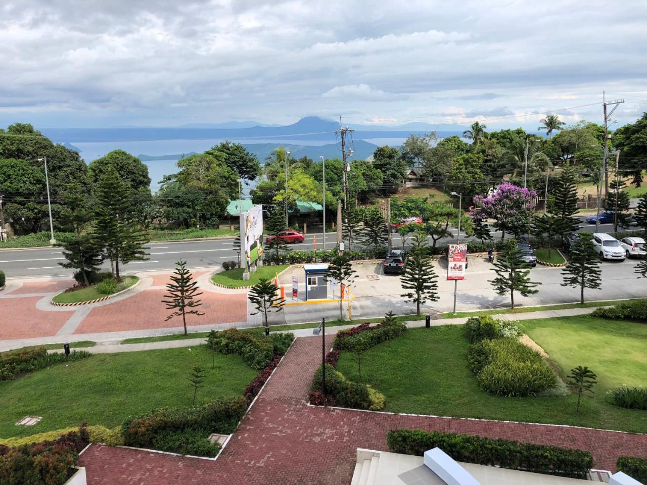 טגאיטאי Lake View Condo At Wind Residences Tagaytay מראה חיצוני תמונה
